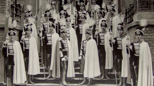 A százéves koronaőri egyenruha a Hadtörténeti Múzeumban