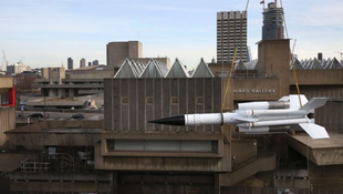 Egy rakéta lebeg London felett