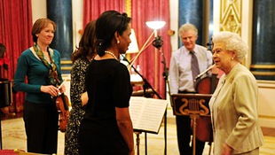 A királynőnek zongorázott a külügyminiszter