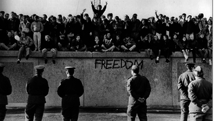 Fénylufikból épül az új berlini fal