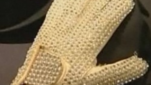 Nézze meg, kié lett 350 ezer dollárért Michael Jackson strasszos kesztűje! Videóval