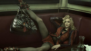 Madonna kihívó, erotikus pózban terpeszt