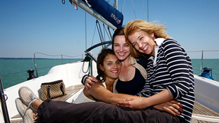 A magyar rendező és a három gyönyörű színésznő egy hajóban evezett
