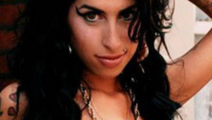 Abramovicsnak dalolt Amy Winehouse