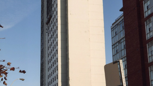Meztelen nő lógott egy toronyház tetején