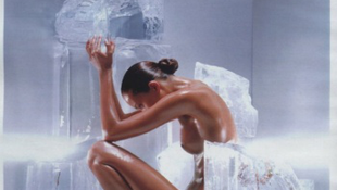 A szexistennő totál meztelenre vetkőzött a jégkockák között - fotókkal