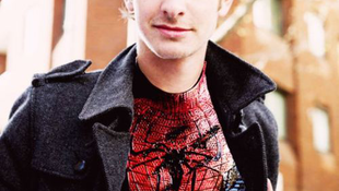 Csaló mellé áll be Andrew Garfield