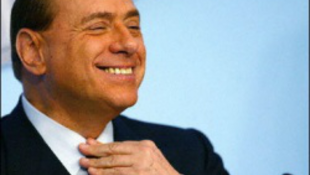 Berlusconi újra dalra fakad