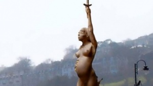 Turistacsalogató lett Hirst világhírű szobrából
