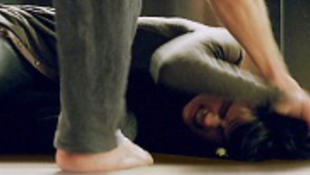 Kamerák előtt rugdosta párja a földön fekvő színésznőt - videó