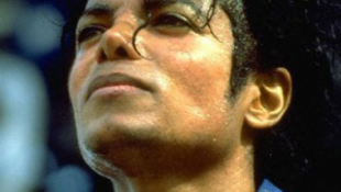 Tovább fagyasztják Michael Jackson testét