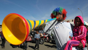 Lemosta a Vuvuzela Shakirát és Zakumit a focipályáról