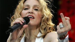 Tízezrek tiltakoznak Madonna koncertje ellen