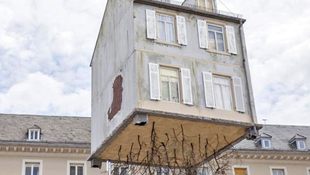 Egy ház a levegőbe emelkedett Németországban