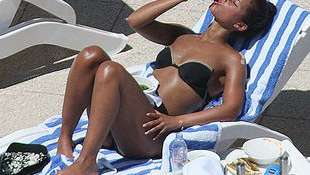 Alicia Keys bikiniben napfürdőzik és valamit szopogat