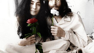 Yoko Ono és John Lennon násza testközelben