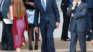 Leleplező fotó! Obama és Sarkozy egy formás női hátsót bámultak a G8-csúcson