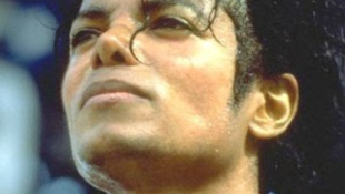 Elhalasztották Michael Jackson boncolási jegyzőkönyvének ismertetését