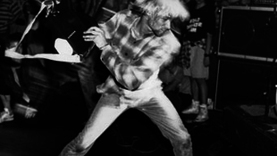 100.000 dollárért kelt el Kurt Cobain összetört gitárja