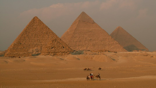 A piramisok titkairól mesél a rejtélyes parókás férfi