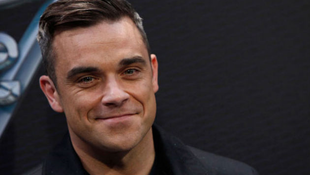 Robbie Williams kés alá fekszik