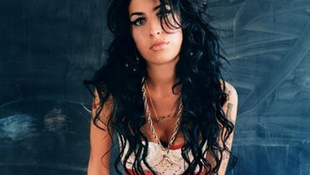 Két pasi is megfordult az éjszaka Amy Winehouse hálószobájában