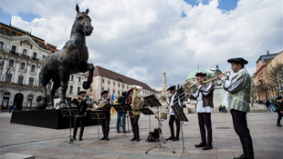 Kolosszus a pécsi főtéren