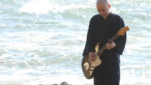 Rockkoncertre készül a depressziós buddhista pap