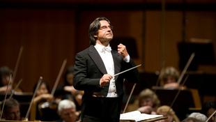 Riccardo Muti békekoncertet vezényel
