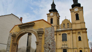 Leomlott a székesfehérvári bazilika homlokzatának egy része