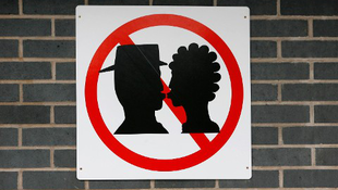 Dubai bekeményít: tilos a csók!