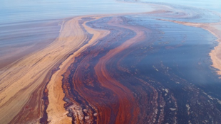 Még mindig olaj borítja a tenger fenekét 