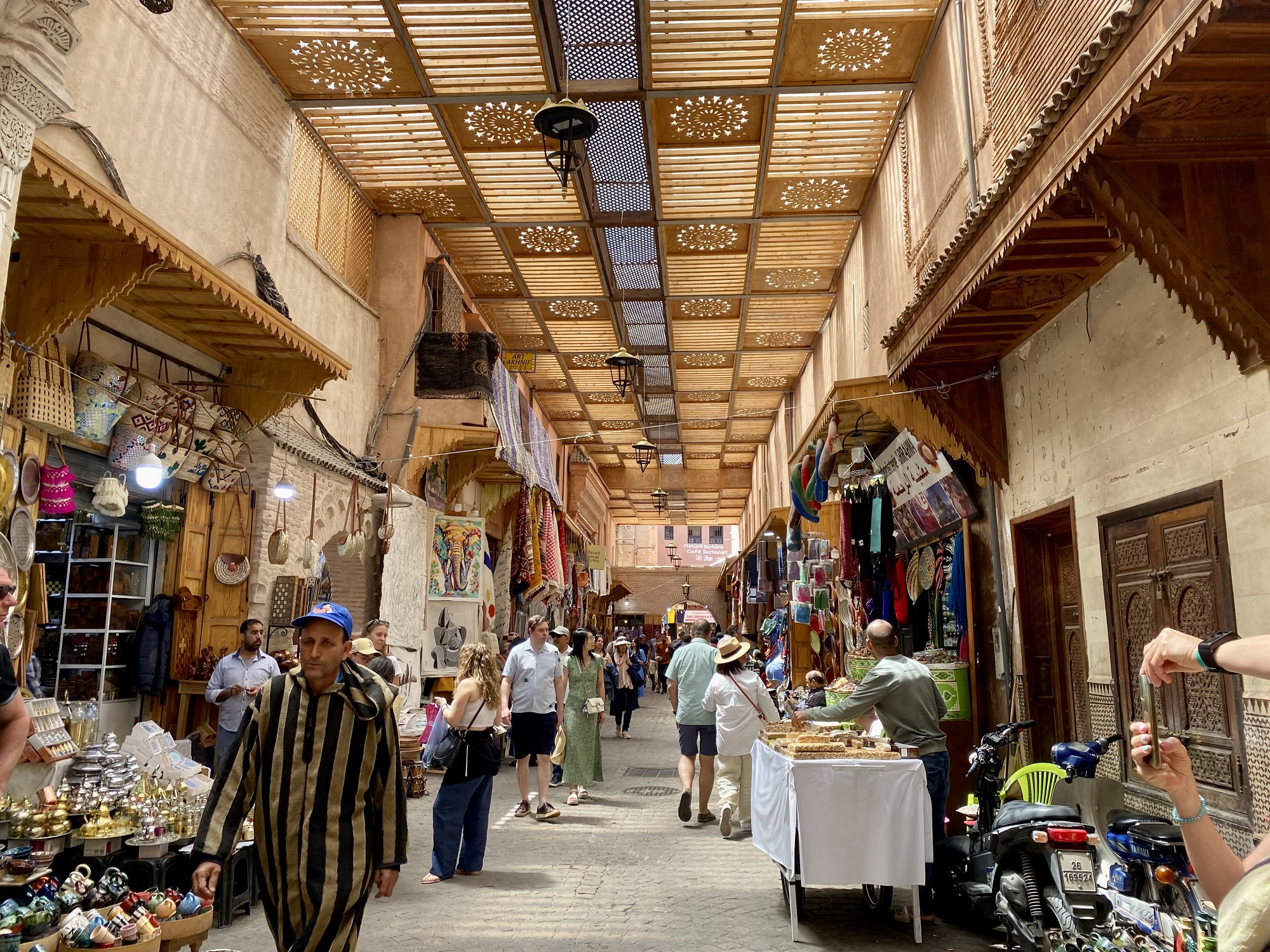 A medinában 24 piac 4500 boltja várja a vásárlókat. Forrás: Balogh Boglárka
