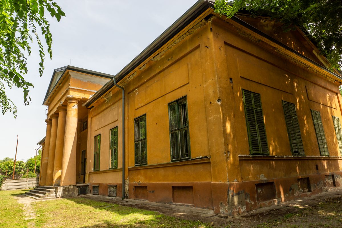 Mai állapotában a klasszicista jegyeket őrző Dreher-villa. Alatta a pincerendszerben 2 boltíves helységgel, amiket kápolnának is használtak. Forrás: SARUSI ISTVÁN