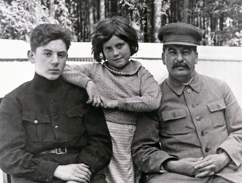 Szvetlána apjával és bátyjával