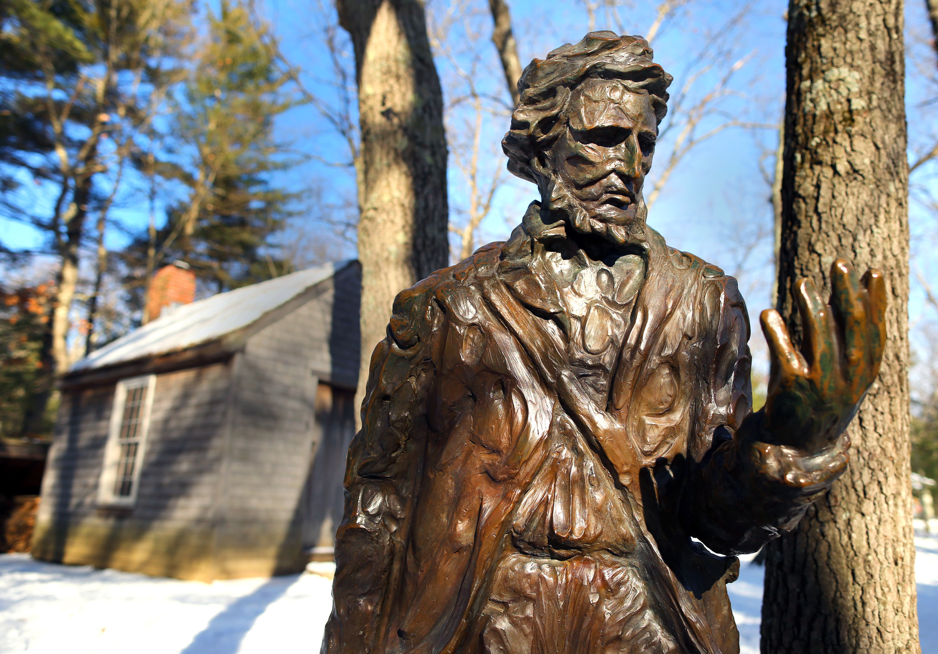 Thoreau szobra a Walden tó partján