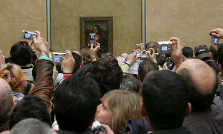 crowds-around-the-mona-guardian.jpg