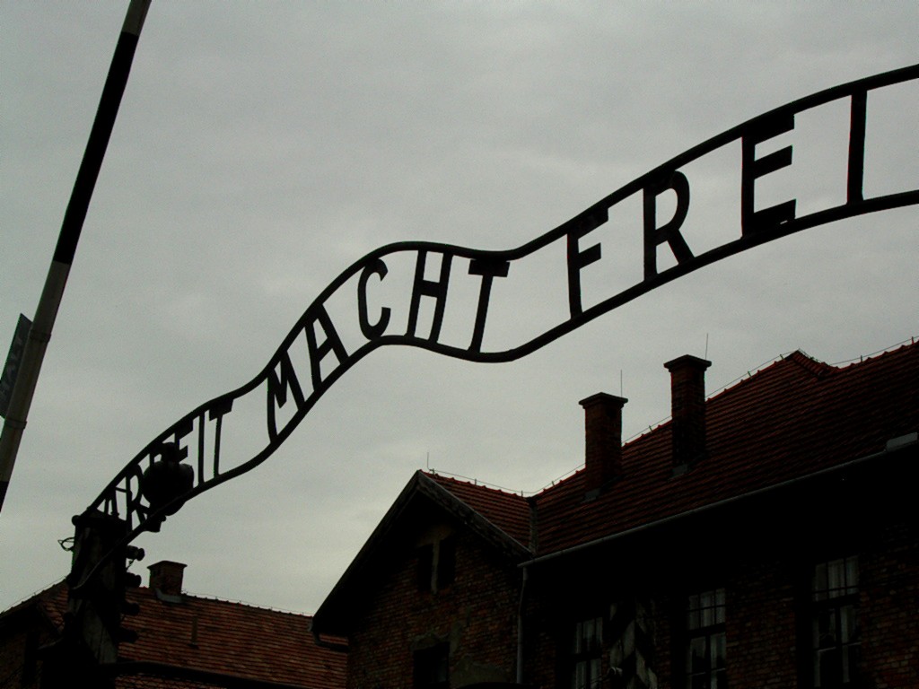 Auschwitz_gate_june20057.jpg