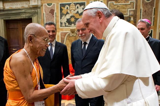 Ferenc pápa buddhistával.jpg