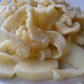 Almán tálalt tészta grana padano-val és egy csepp vajjal (kb. 330kcal / adag)