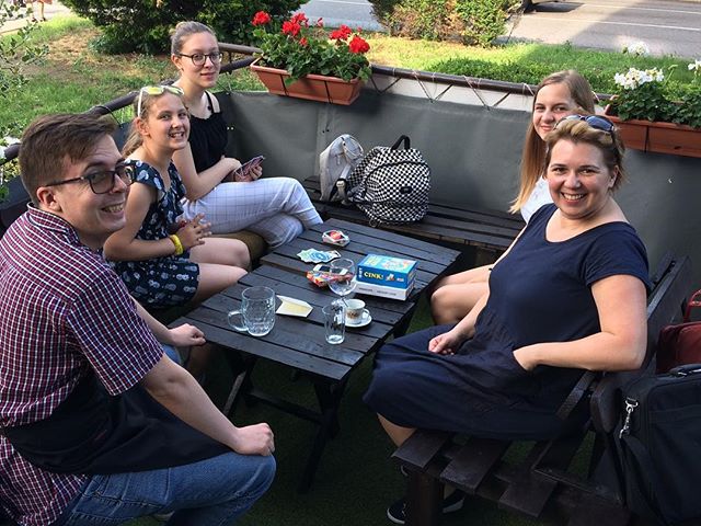 A csapatunk. Napos délután, limonádé, kávé és új ötletek. - Our team. Sunny afternoon, lemonade, coffee and new ideas. #volunteering #volunteeringisfun #newideas #laborcafe #volunteer #charity #charitycafe #nyíregyháza