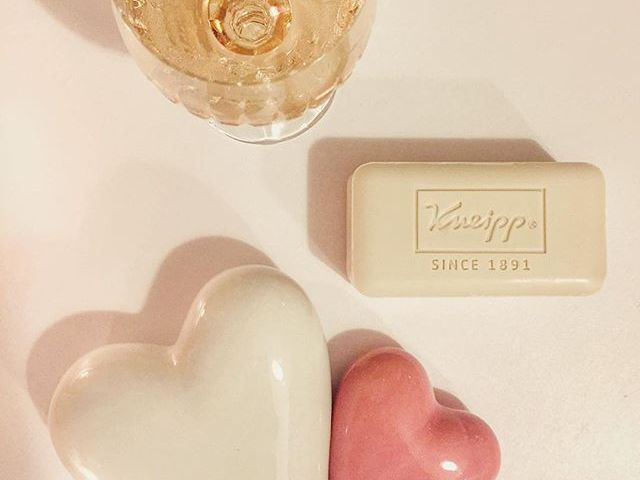 Rosé pezsgő, szerető szív és egy varázslatos illat, ami 3 évvel ezelött belopta magát a szívembe.
In June, 2015 I founded my lovely spa resort in heart of High Tatras. @kempinski_hightatras, @zion.spa is the best place for rebirth, silent luxe for me. They had special bath cosmetics from special herbs. I closed these tastes and smell into my heart. So, tonight during my bath I was there, in my memories... #lovelyplace #enjoysilence #thanksforlife #happytolive #fullysatisfied #ladiesclubbloghu #followme