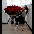 A fiú 99 szál rózsát adott a lánynak...