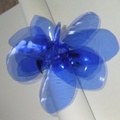 Kék virág flakonból