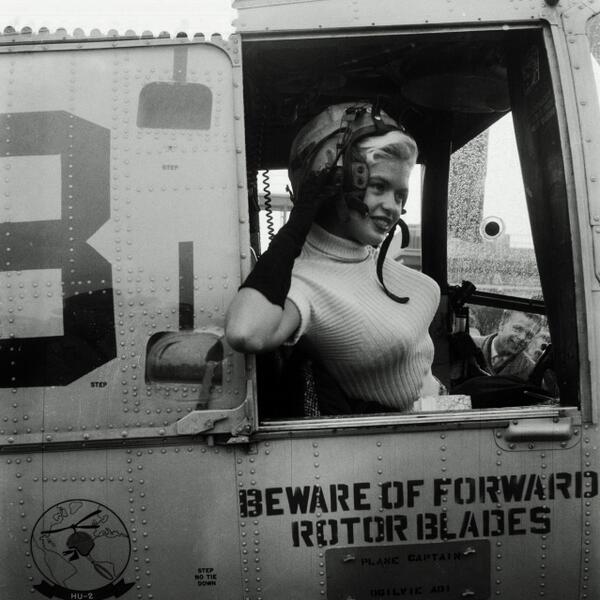 Jayne Mansfield helikopterrel hagyja el rotterdam-et 1957.jpg
