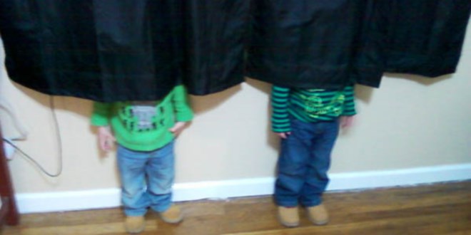 kids-who-completely-fail-at-playing-hide-and-seek-feat.jpg