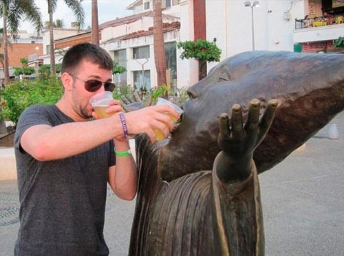 molesting-statues-beer-drink.jpg