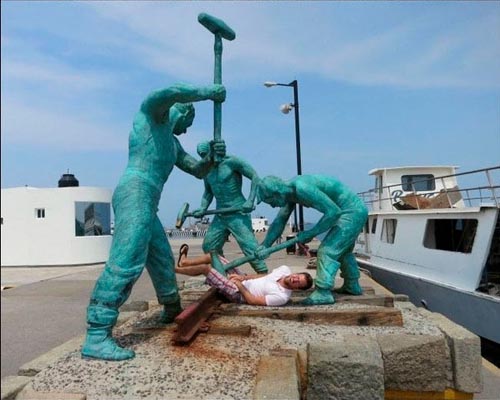 molesting-statues-pound-hammer.jpg