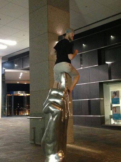 molesting-statues-sit-finger.jpg