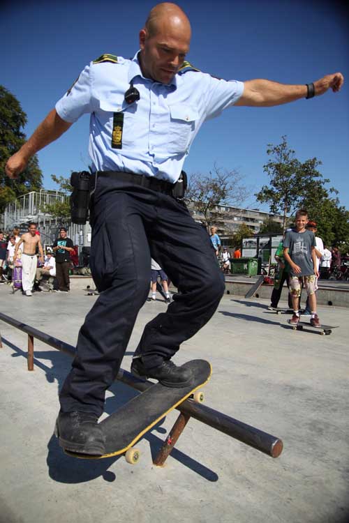 police-being-awesome-skateboard.jpg